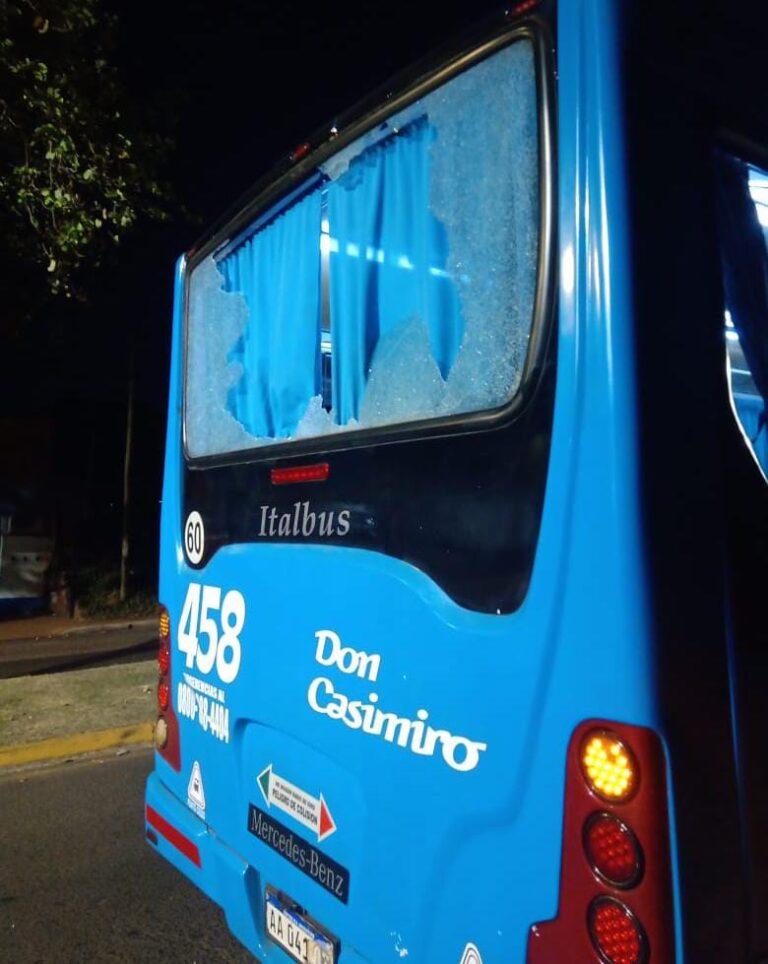 En la madrugada. de un piedrazo rompieron ventanilla trasera de un colectivo imagen-35