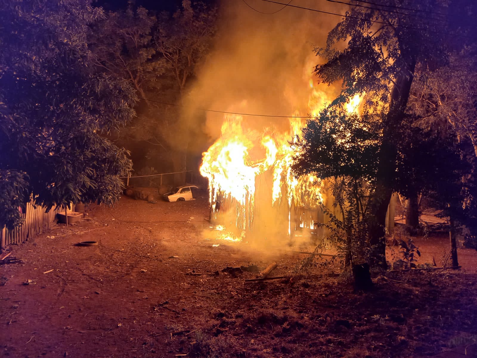 Guaraní: Vivienda familiar fue consumida totalmente en un incendio, no se registraron lesionados imagen-1