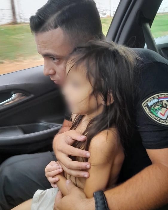 Policías salvan de ahogarse a una niña que se había tragado una "tapa" imagen-1