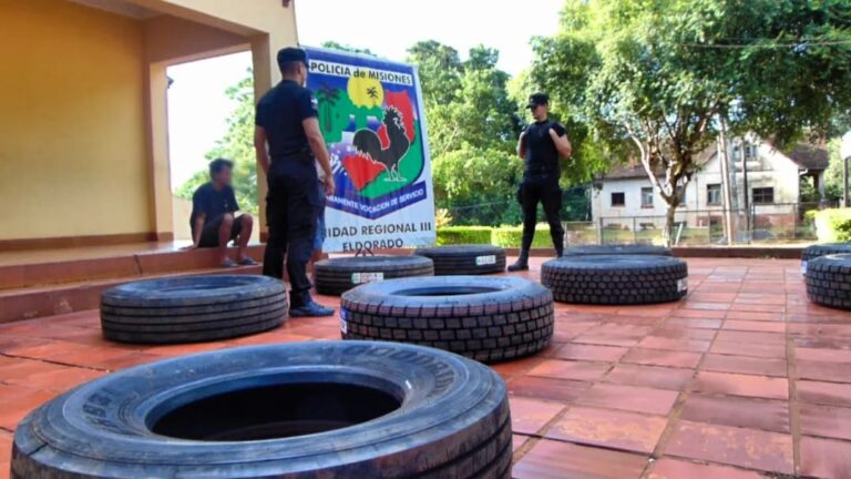 La Policía detuvo la marcha de un vehículo con contrabando de neumáticos en Eldorado imagen-27