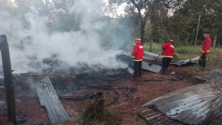 Mártires: Incendio consumió una vivienda y una motocicleta: no hubo lesionados imagen-15