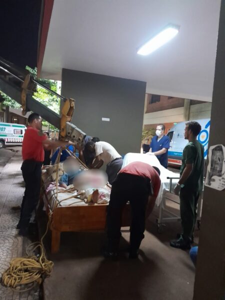 Bomberos de la Policía asistieron en su vivienda a un hombre con sobrepeso imagen-10