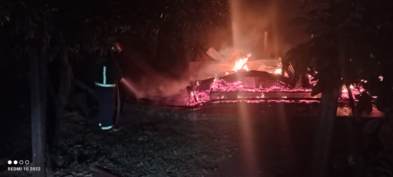 Incendio destruyó totalmente una vivienda familiar en zona rural de Campo Viera, sin personas lesionadas imagen-6