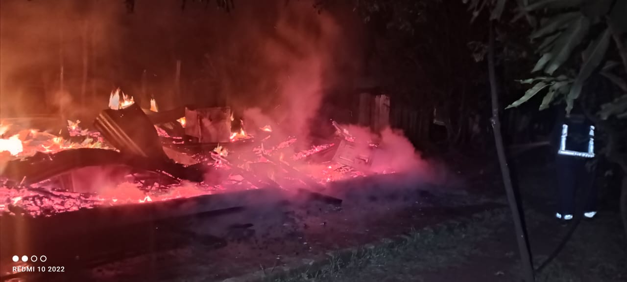 Incendio destruyó totalmente una vivienda familiar en zona rural de Campo Viera, sin personas lesionadas imagen-4