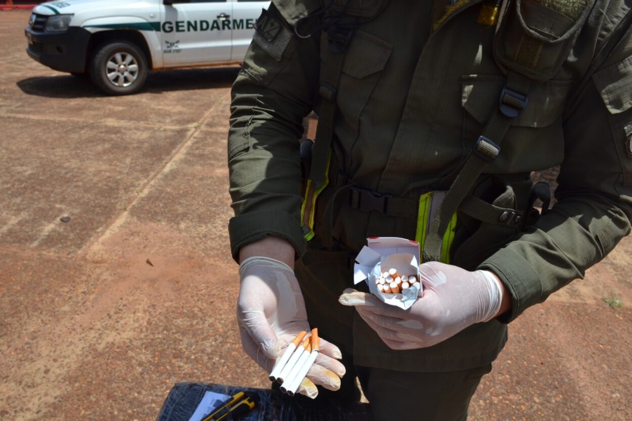 De Puerto Iguazú a Buenos Aires: frustran en Corrientes traslado de 40 mil paquetes de cigarrillos que llevaban en un camión de encomiendas imagen-6