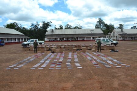 De Puerto Iguazú a Buenos Aires: frustran en Corrientes traslado de 40 mil paquetes de cigarrillos que llevaban en un camión de encomiendas imagen-5