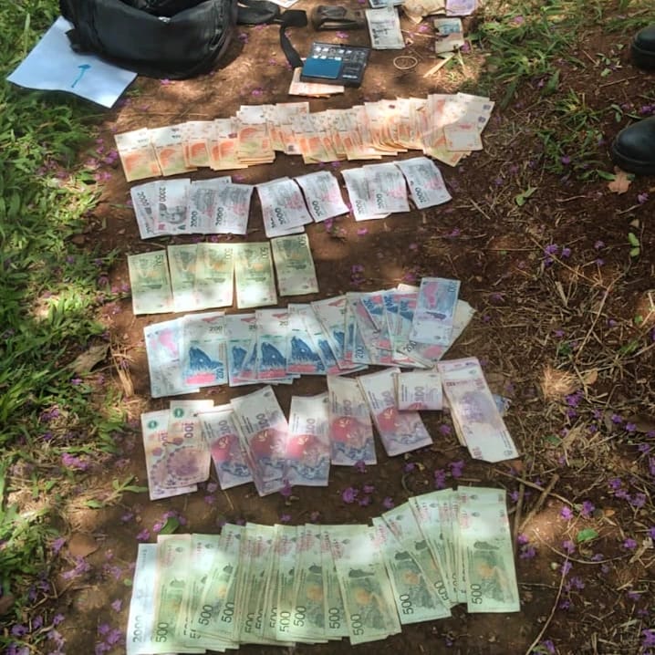 Tras una persecución por calles del barrio Sur Argentino, la Policía arrestó a dos "narcodeliverys" con más de un kilo de cocaína imagen-4