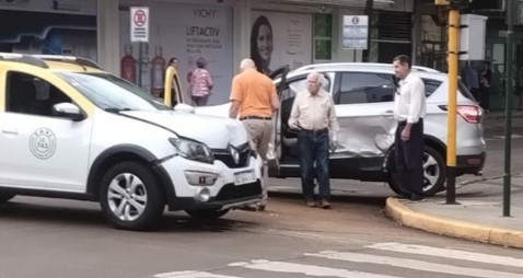 Ex Gobernador protagonizó una colisión vehicular en esquina céntrica posadeña imagen-14