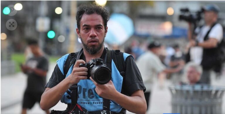 Varios trabajadores de prensa resultaron heridos por balas de goma durante la represión imagen-29