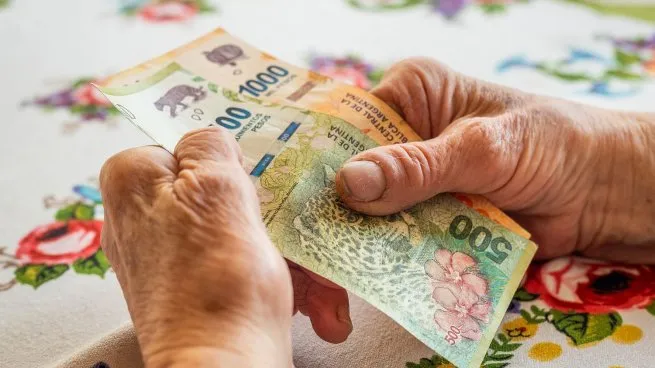 Caputo dijo que con el bono la jubilación mínima totalizará en casi 205.000 pesos imagen-16