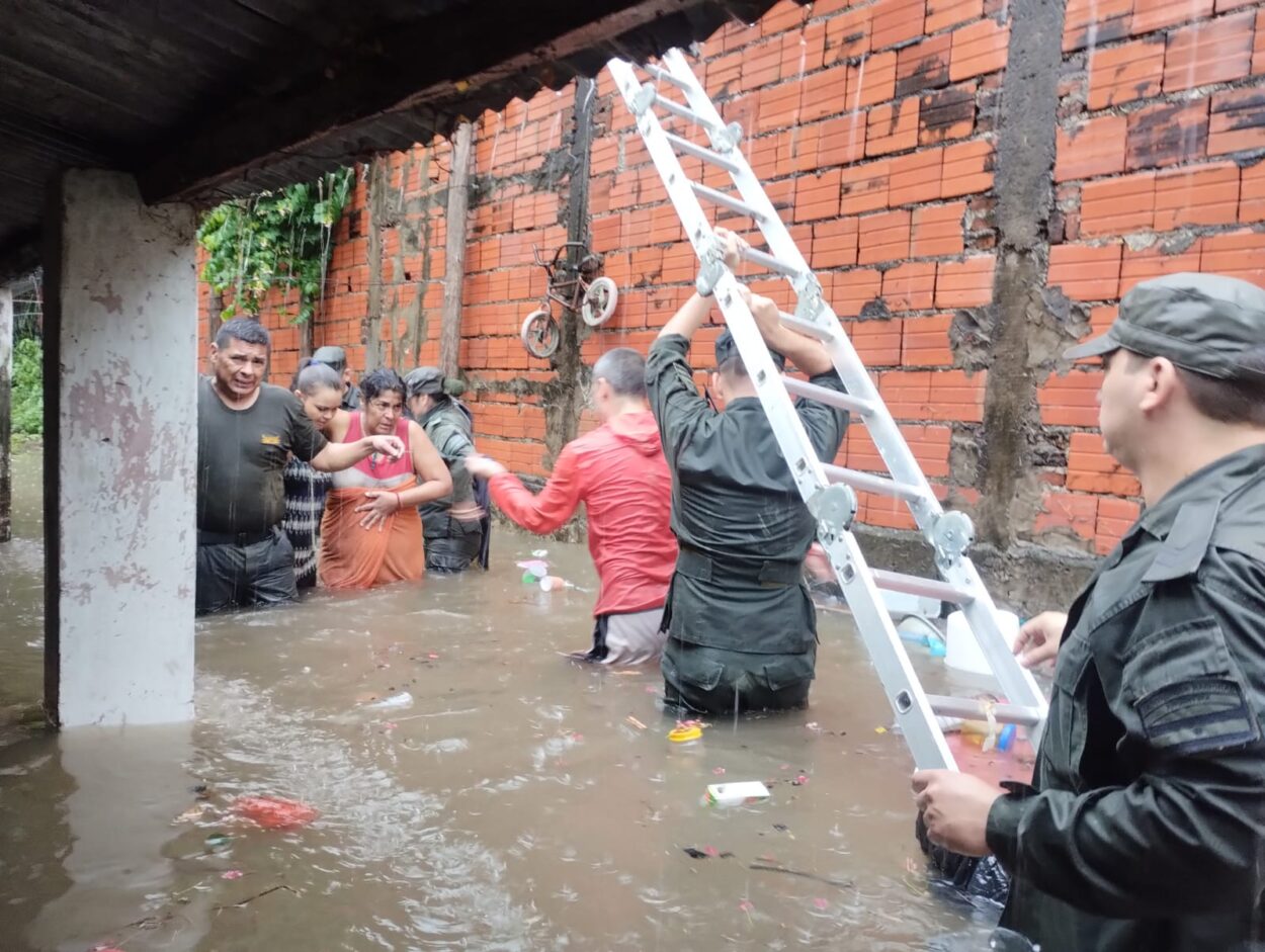 Corrientes: Gendarmería y Prefectura asisten a afectados por las inundaciones imagen-16