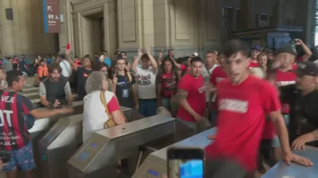 Buenos Aires: Empezó el “molinetazo” en las estaciones de tren y subte en contra del aumento de los boletos imagen-5
