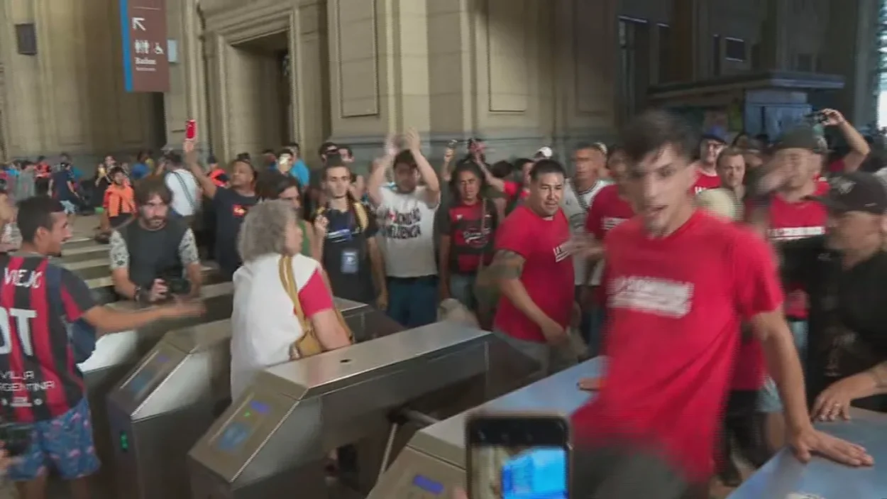 Buenos Aires: Empezó el “molinetazo” en las estaciones de tren y subte en contra del aumento de los boletos imagen-7