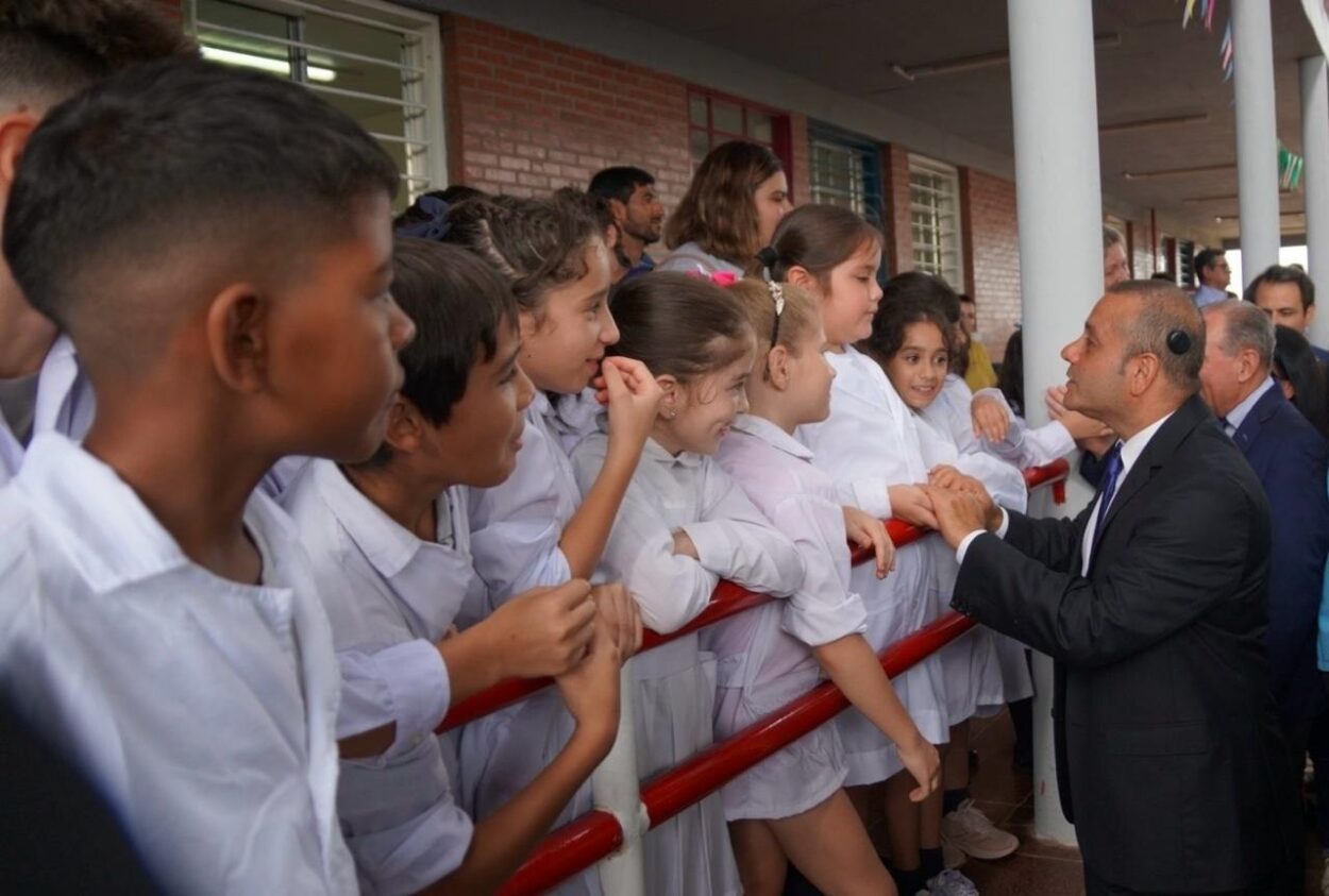 “Lo más importante es que los chicos estén en las escuelas", dijo Herrera Ahuad en el inicio del Ciclo Lectivo en Misiones imagen-2