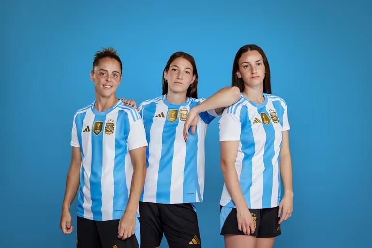 Presentaron las nuevas camisetas de la selección argentina: los sutiles guiños al título en el Mundial de Qatar imagen-4