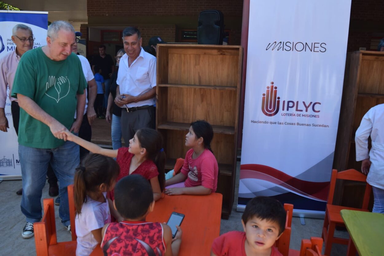 El Iplyc Social realizó la entrega de dos kits escolares y un mobiliario en Capioví imagen-6