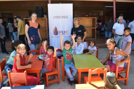 El Iplyc Social realizó la entrega de dos kits escolares y un mobiliario en Capioví imagen-6