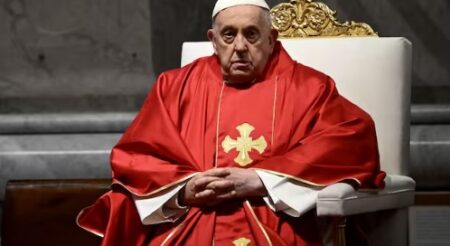 El papa Francisco en el Vía Crucis por Semana Santa: “Basta un teclado para insultar y publicar condenas” imagen-7