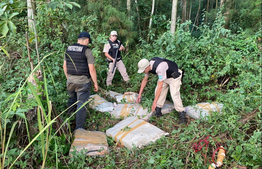Prefectura desarticuló dos operaciones de narcotráfico en la frontera y secuestró más de 900 kilos de marihuana imagen-8