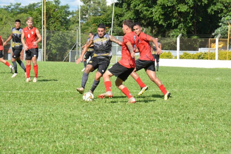 Fútbol: amistosa victoria de Crucero sobre Guaraní imagen-35