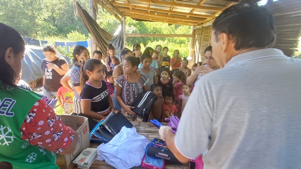 Campaña Seamos Útiles: Realizaron la entrega de guardapolvos y útiles escolares para chicos del barrio Estepa  imagen-8