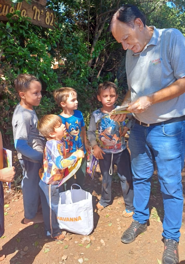 Campaña Seamos Útiles: Realizaron la entrega de guardapolvos y útiles escolares para chicos del barrio Estepa  imagen-6