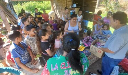 Campaña Seamos Útiles: Realizaron la entrega de guardapolvos y útiles escolares para chicos del barrio Estepa  imagen-2