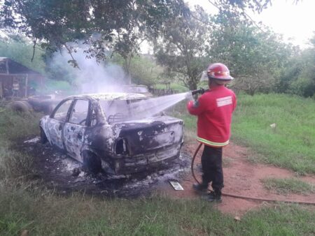 Se incendió un vehículo dejado para reparaciones imagen-4