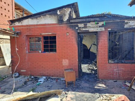 Incendio consumió por completo la vivienda que alquilaba una familia y se quedaron con lo puesto, "es muy dura esta situación porque perdimos todo"  imagen-4