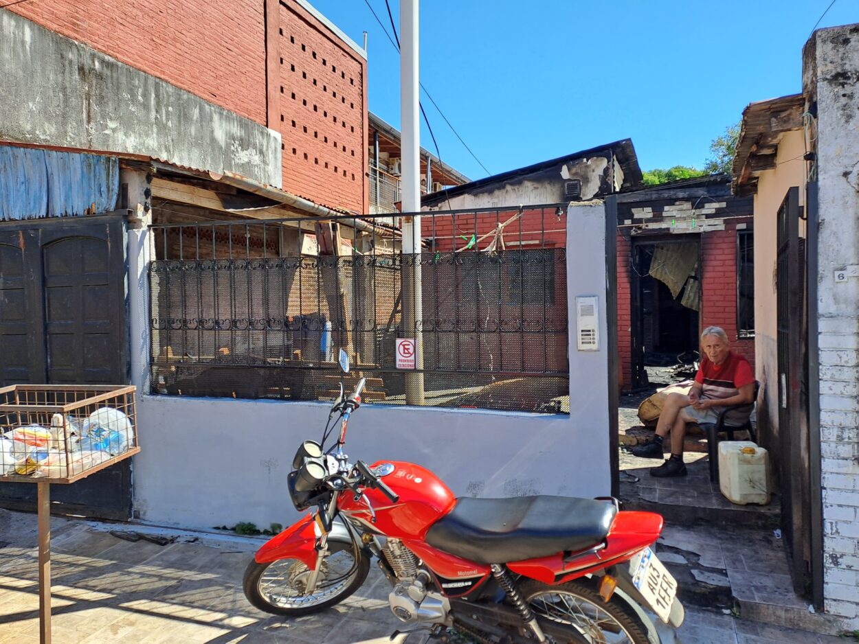 Incendio consumió por completo la vivienda que alquilaba una familia y se quedaron con lo puesto, "es muy dura esta situación porque perdimos todo"  imagen-2