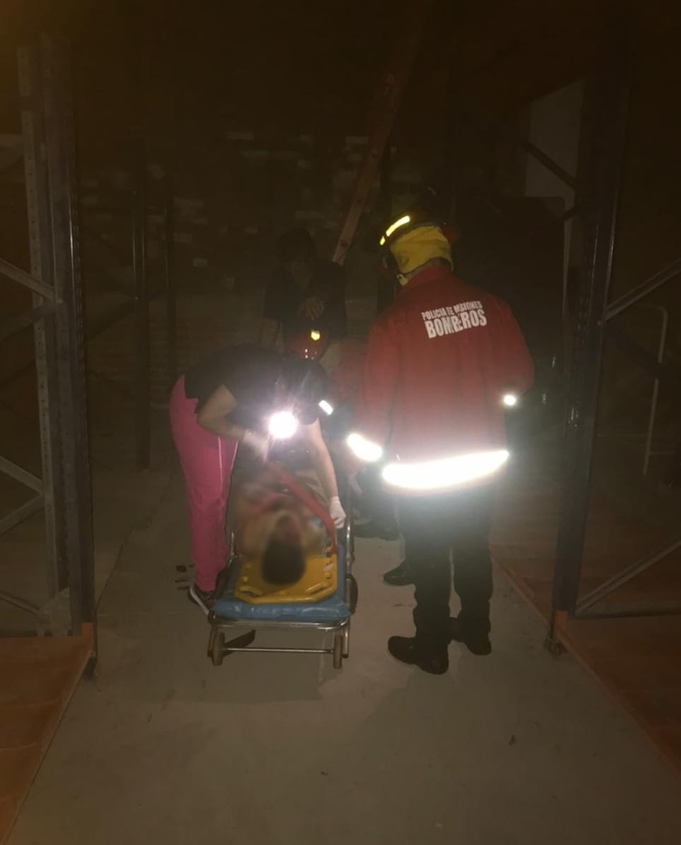 Intentó socorrer a un gato y cayó desde el techo de un depósito comercial, terminó hospitalizado imagen-6