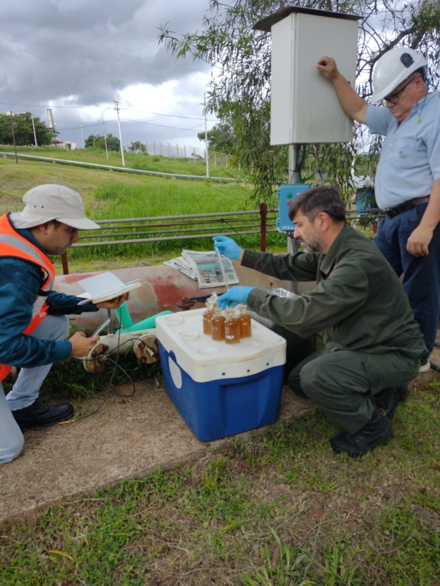 Investigan una mancha de espuma blanca en el río Paraná provocada por la empresa Papel Misionero imagen-2