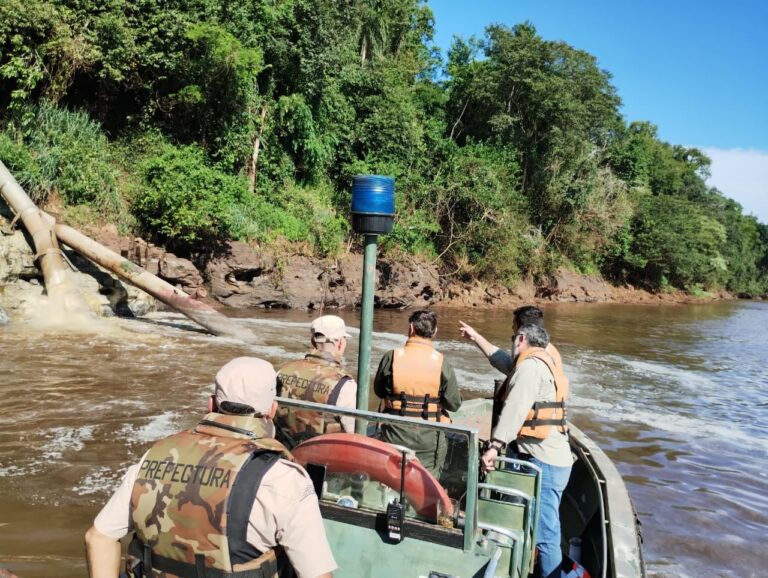 Investigan una mancha de espuma blanca en el río Paraná provocada por la empresa Papel Misionero imagen-45