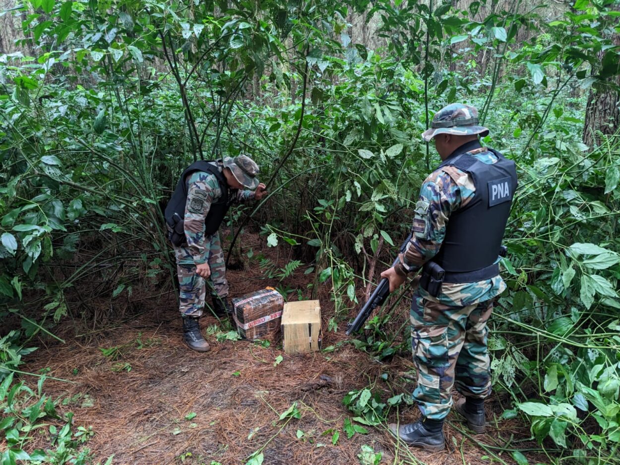 Prefectura secuestró cigarrillos, indumentaria y marihuana valuados en más de $113.000.000 imagen-6