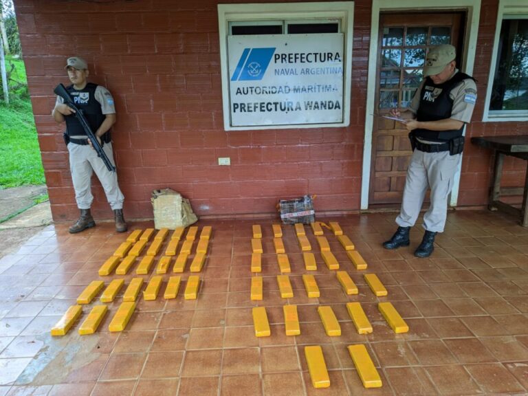 Prefectura secuestró cigarrillos, indumentaria y marihuana valuados en más de $113.000.000 imagen-16