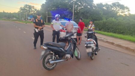 Picadas clandestinas: motociclistas demorados tras atropellar a dos móviles policiales imagen-2