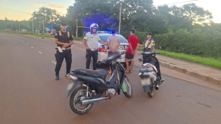 Picadas clandestinas: motociclistas demorados tras atropellar a dos móviles policiales imagen-44