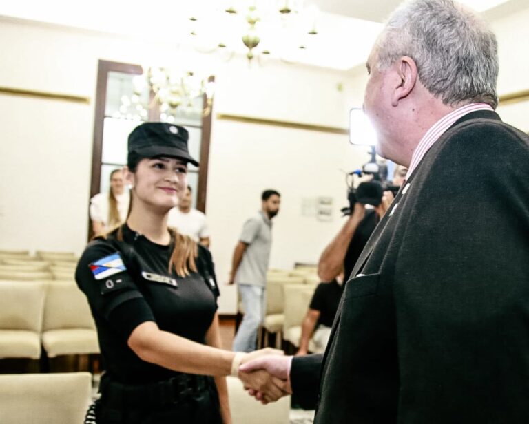 Passalacqua entregó la máxima distinción a la policía Agustina Belén Castillo imagen-1