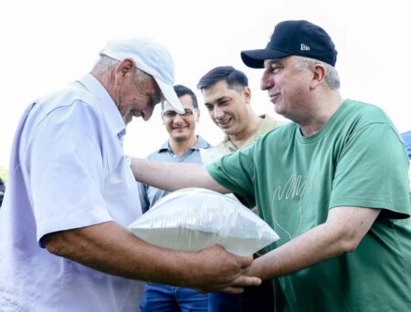 El Gobernador encabezó la entrega de 1.500 crías de peces a productores para potenciar la producción piscícola El Gobernador encabezó la entrega de 1.500 crías de peces a productores para potenciar la producción piscícola imagen-3