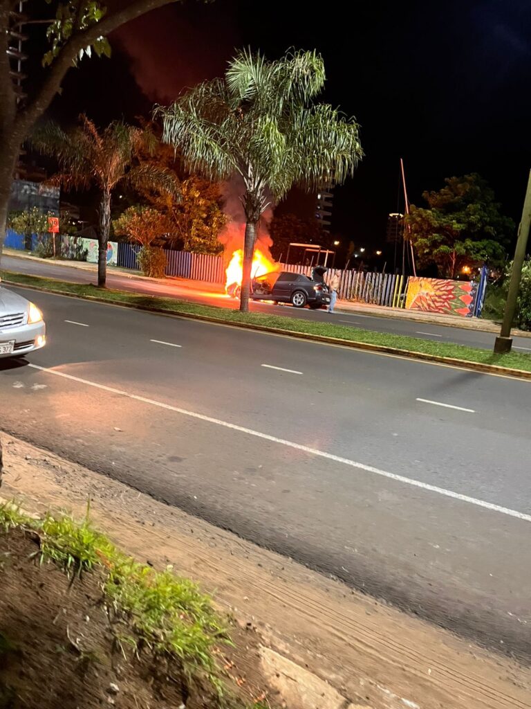 Incendio de vehículo en avenida Urquiza, sin lesionados imagen-24