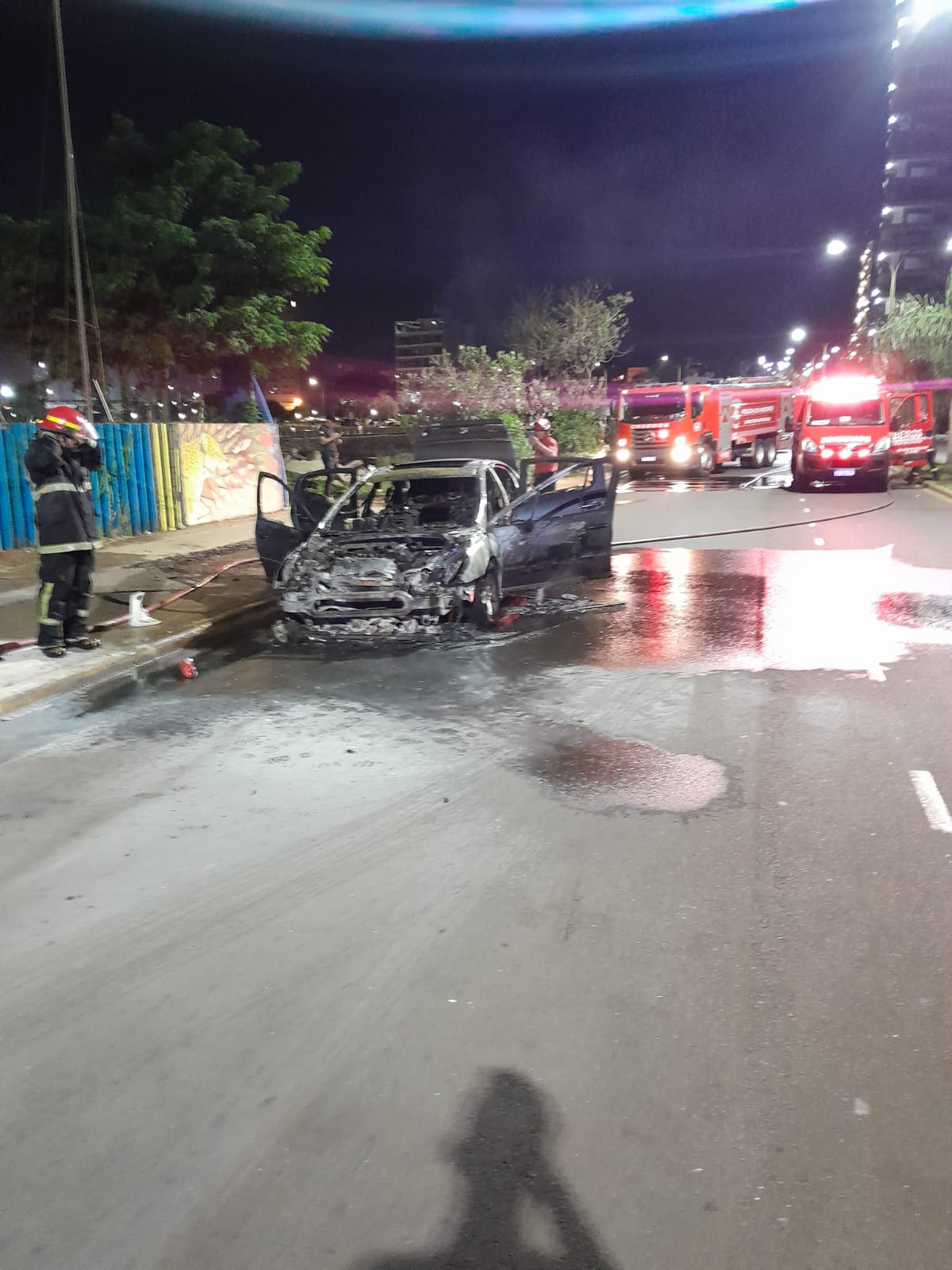 Incendio de vehículo en avenida Urquiza, sin lesionados imagen-2