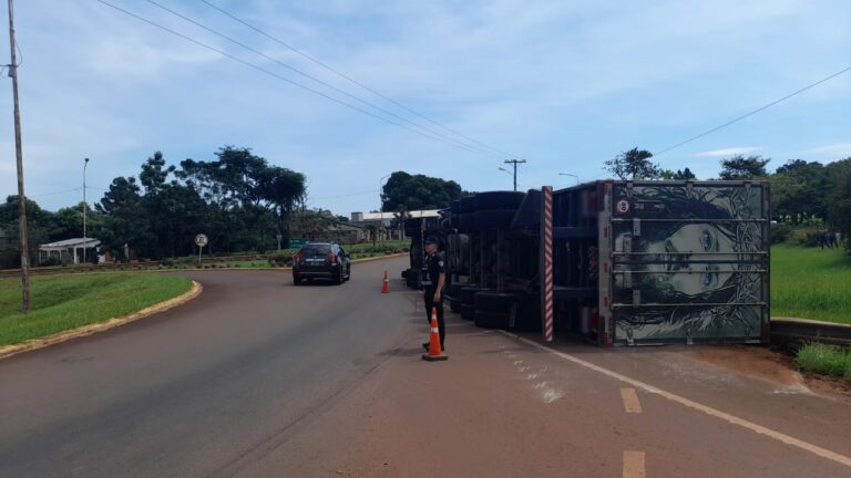 Campo Viera: Camionero brasileño resultó ileso tras volcar sobre ruta nacional 14 imagen-50