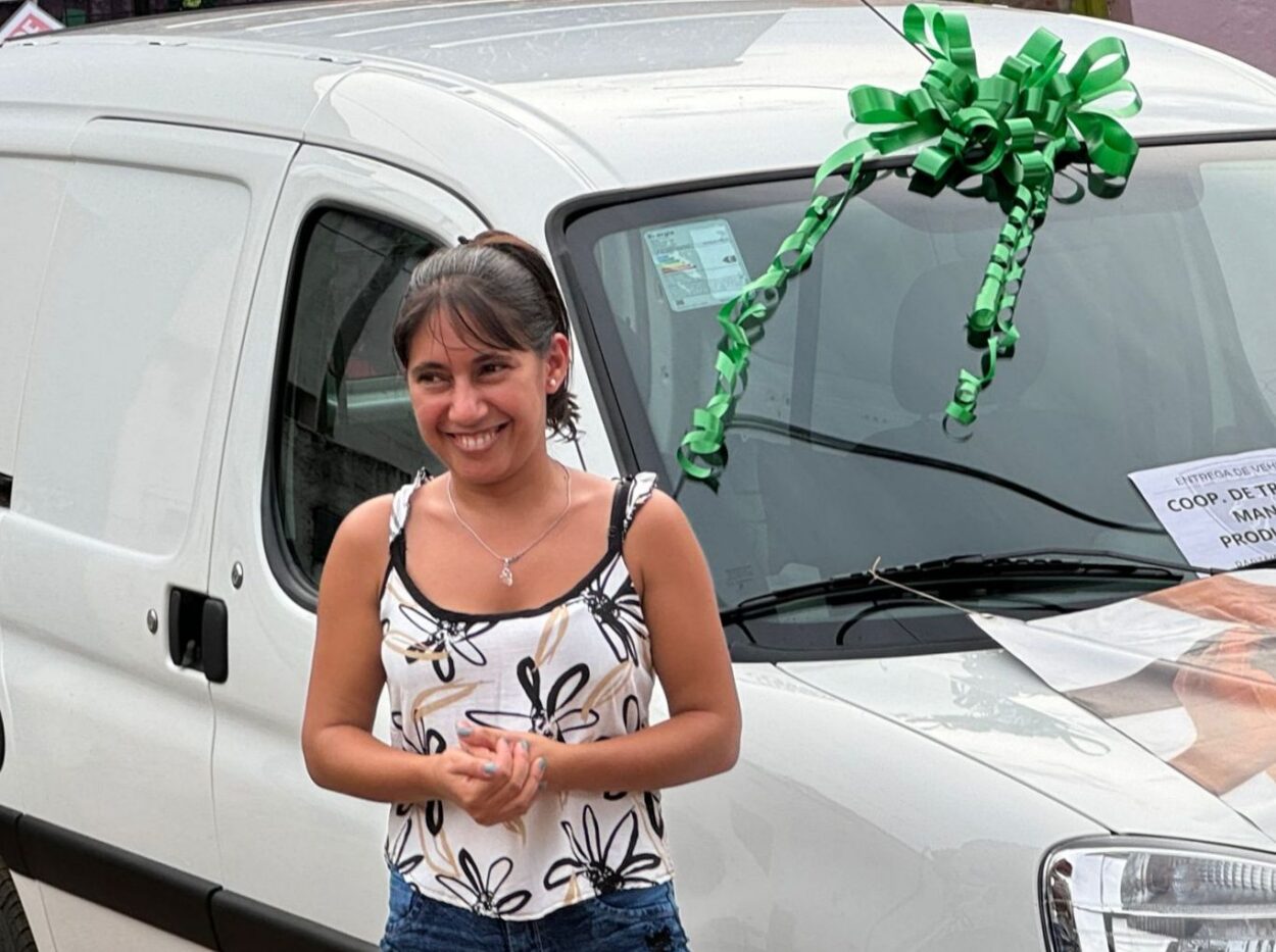 Azara: Cooperativa "Manos Productivas" recibió vehículo para fortalecer la producción de alimentos imagen-2