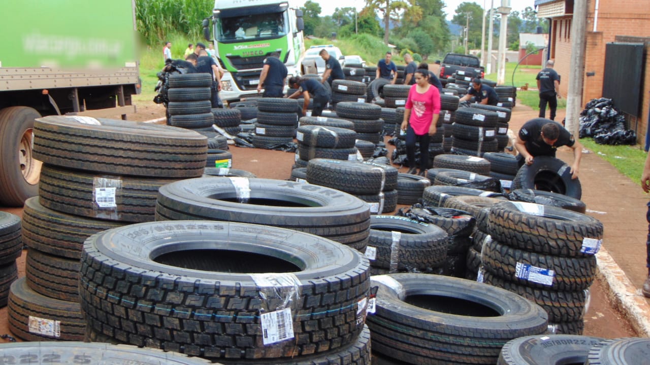 Con el operativo "Falsa encomienda" la Policía realizó el mayor secuestro de neumáticos ilegales en Misiones imagen-10