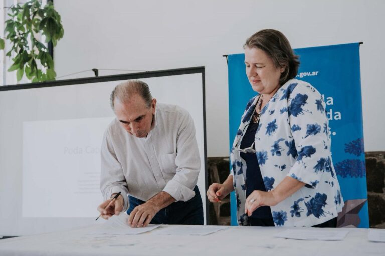 La Municipalidad y la Universidad Popular firman convenio para capacitar podadores urbanos imagen-12