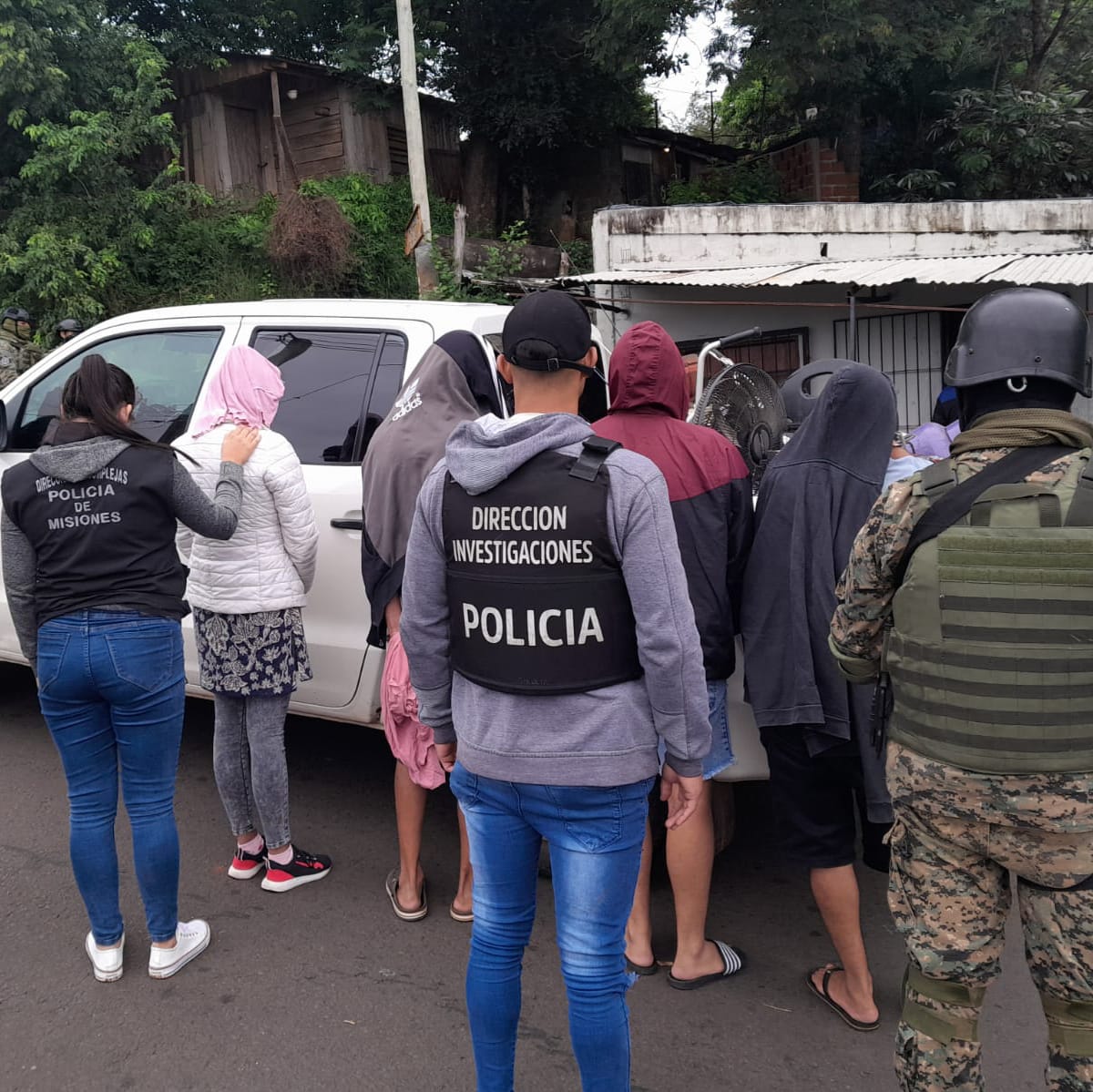 Desbarataron en Posadas un «narcokiosco» y dos búnkeres delictivos en allanamientos simultáneos Desbarataron en Posadas un "narcokiosco" y dos búnkeres delictivos en allanamientos simultáneos imagen-1