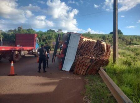 Guaraní: Camión cargado de madera volcó sobre ruta nacional 14, sus ocupantes resultaron ilesos imagen-8