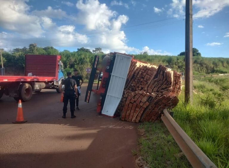 Guaraní: Camión cargado de madera volcó sobre ruta nacional 14, sus ocupantes resultaron ilesos imagen-4