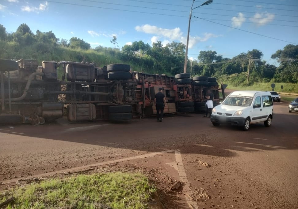 Guaraní: Camión cargado de madera volcó sobre ruta nacional 14, sus ocupantes resultaron ilesos imagen-2