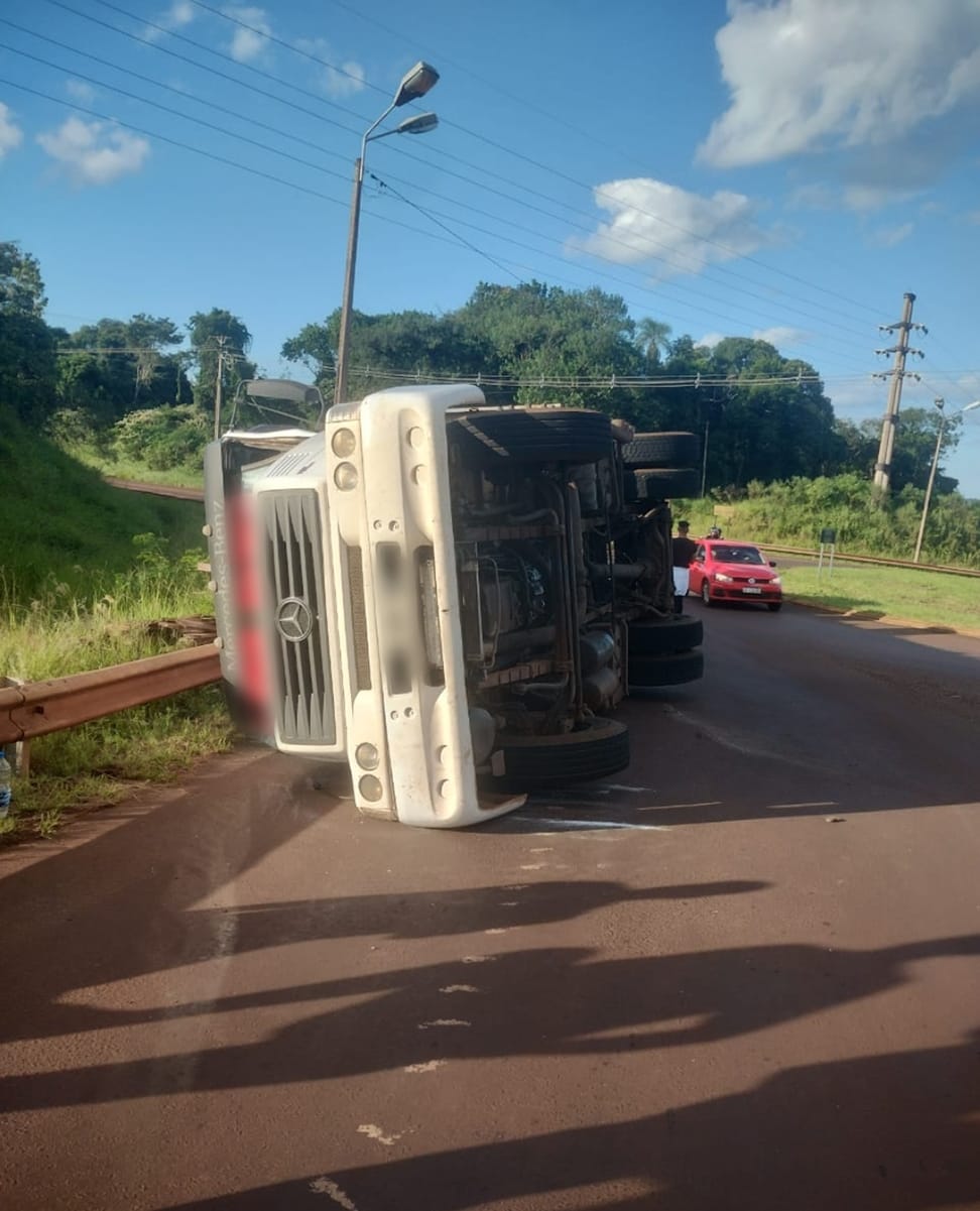 Guaraní: Camión cargado de madera volcó sobre ruta nacional 14, sus ocupantes resultaron ilesos imagen-4